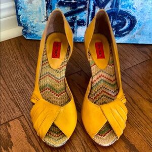 Vtg Miz Mooz Yellow Leather Peep-Toe Wood Stack Heels Woven Insole Sz 7.5 Wendy